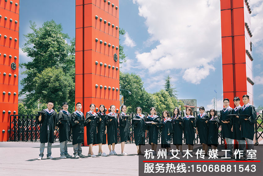 穿上學(xué)士服的同學(xué)在校門(mén)口集體合照留念g