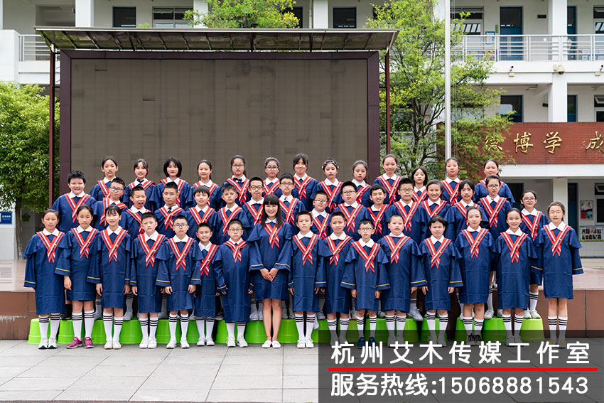 統一服裝的班級集體照拍攝