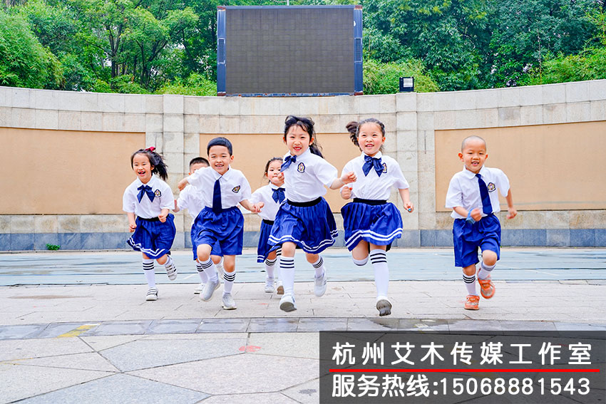 和熟悉的幼稚園，親密的同學牽手留念拍攝
